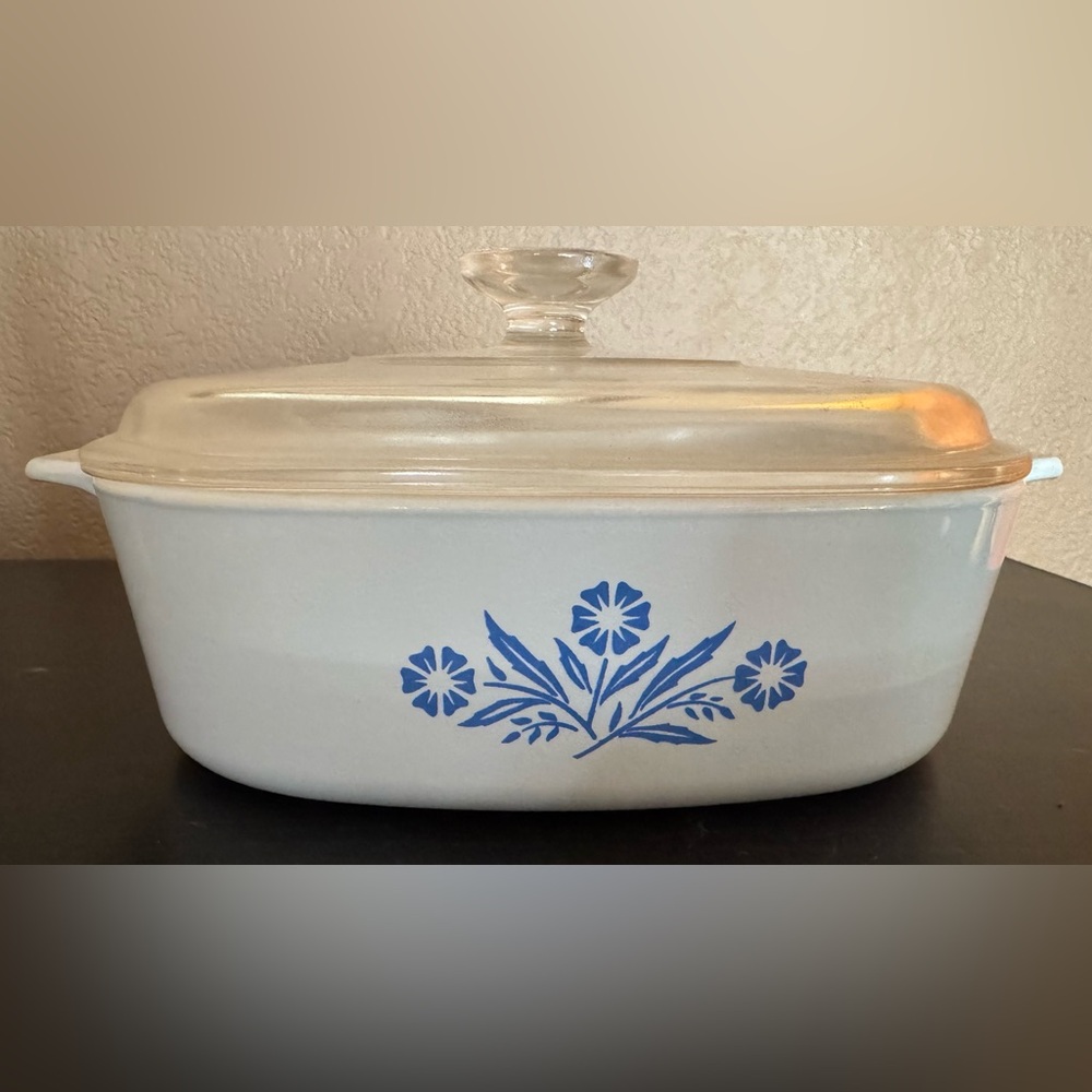 First generation Corning Ware Blue Cornflower w/lid no markings 9”